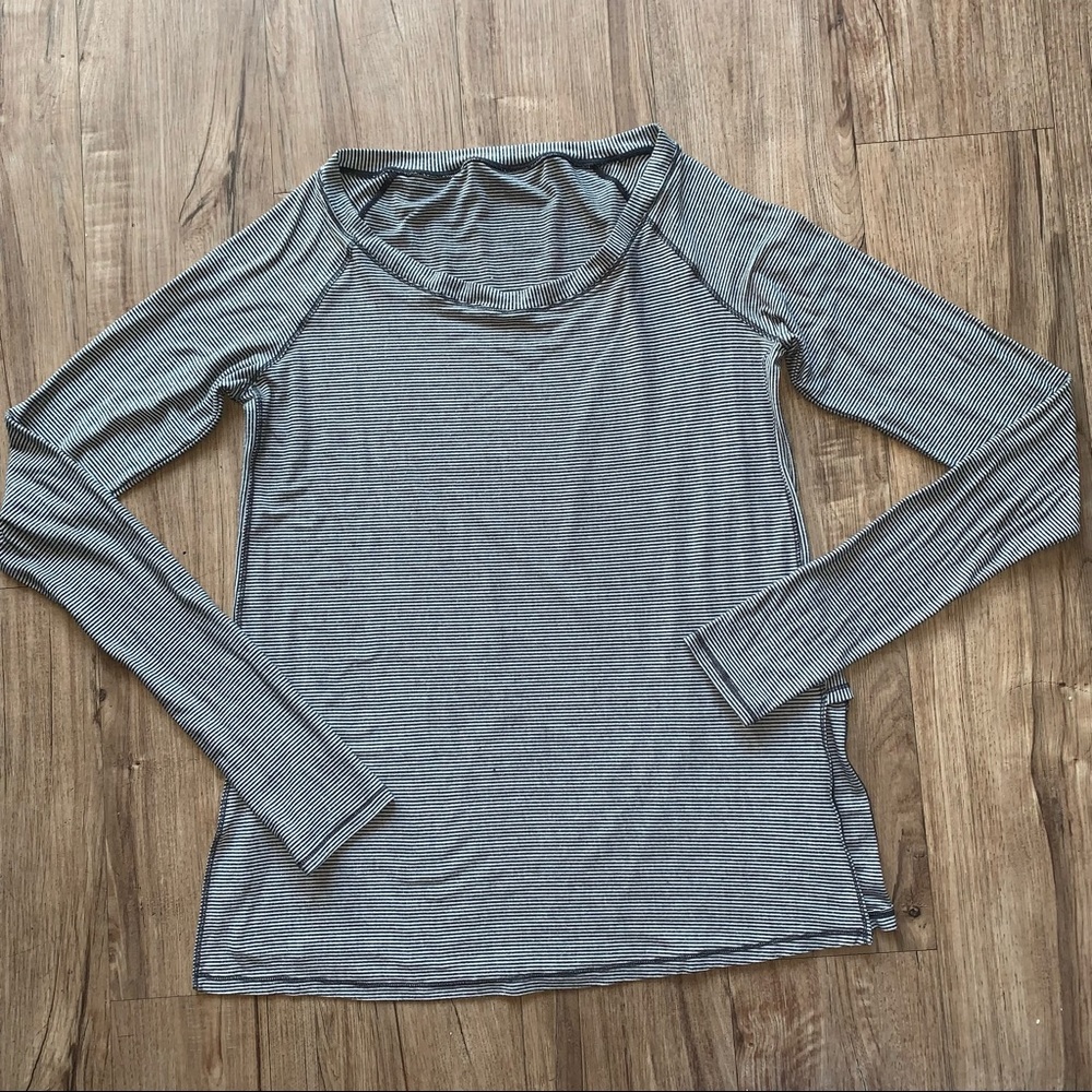 Gently used women’s Lululemon long sleeve shirt
